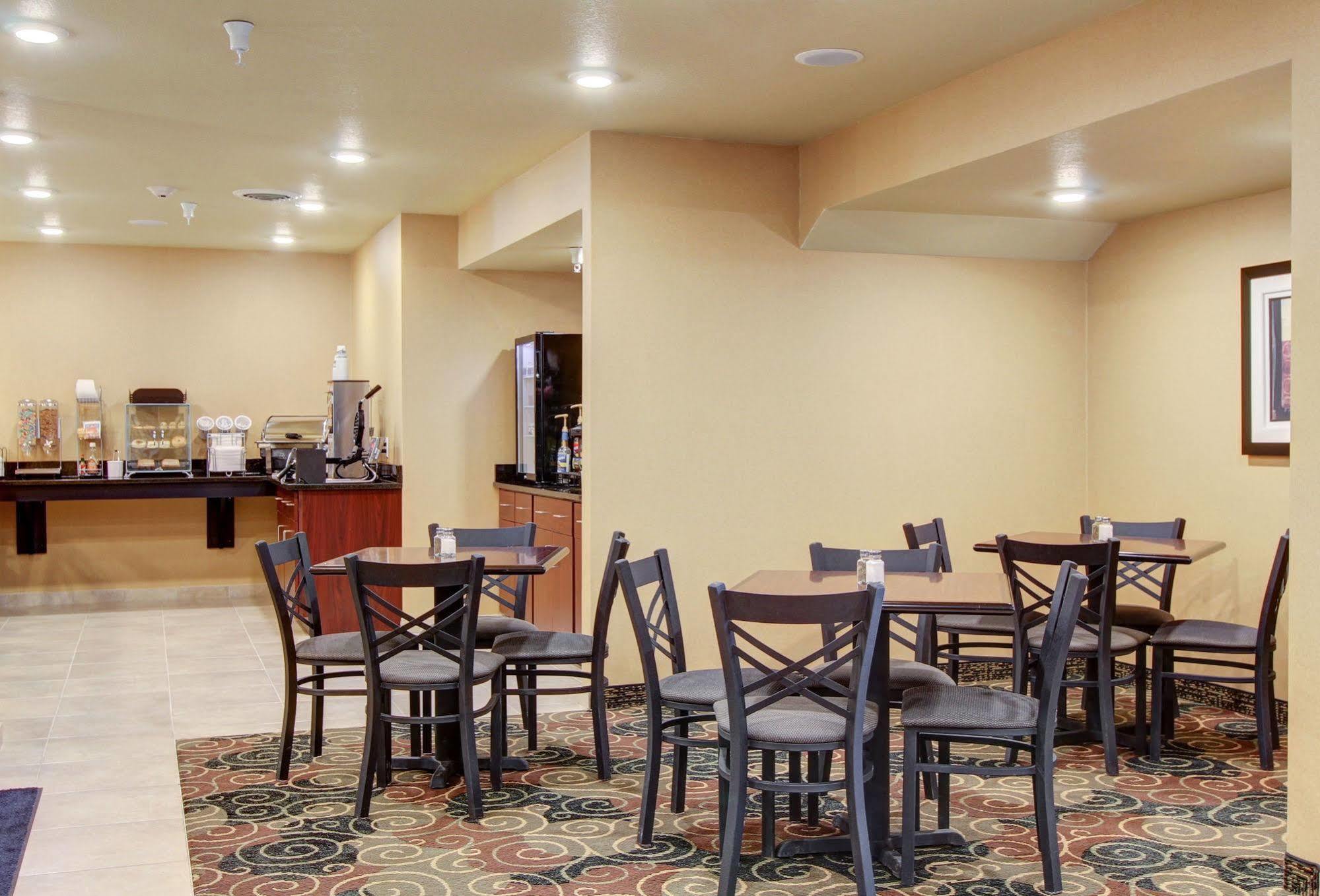 Cobblestone Inn & Suites Steele ภายนอก รูปภาพ